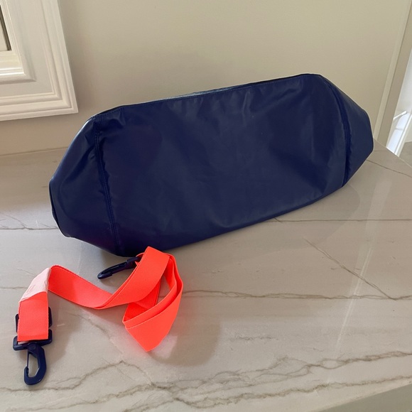 Nike Duffle Bag - Picture 6 of 7